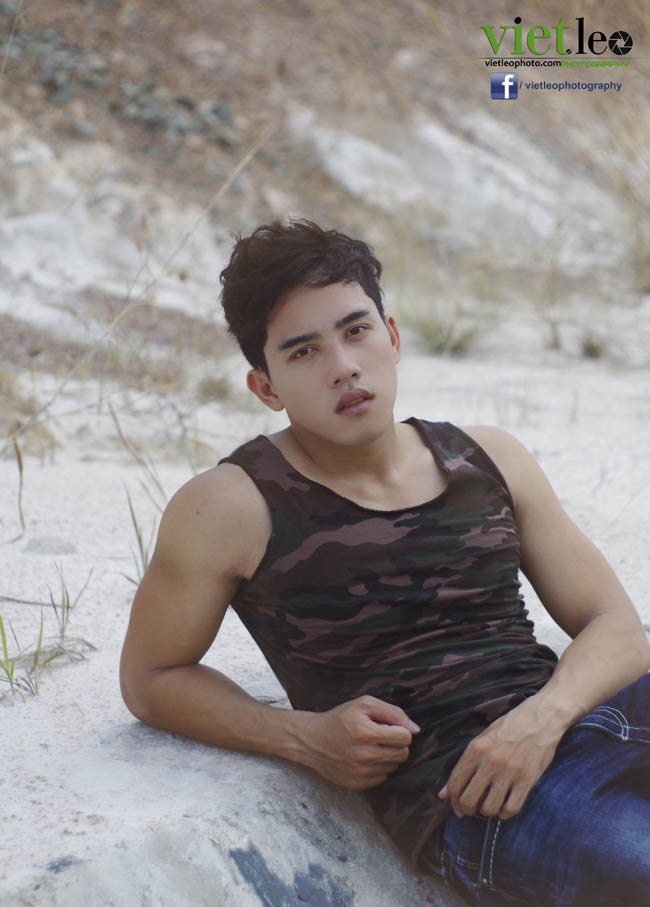 Chinh Nguyễn cá tính áo lính